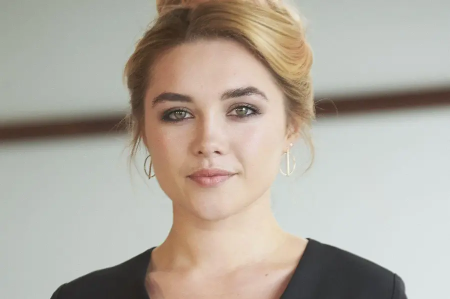 Horizontal Wallpaper of Beautiful Actress Florence Pugh