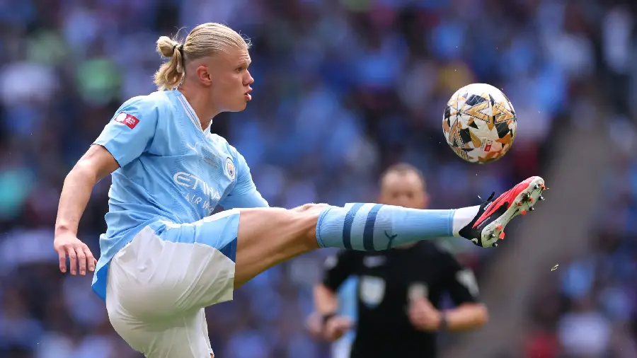 Erling Haaland profile photo throwing the ball with his foot 