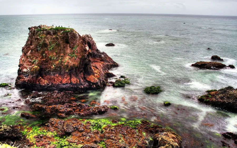 The most interesting HD background for desktop of an interesting cliff on the edge of the ocean
