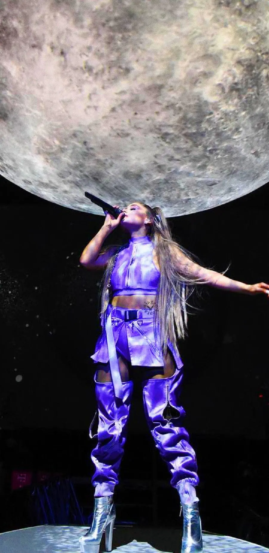 Background photo Ariana Grande singing