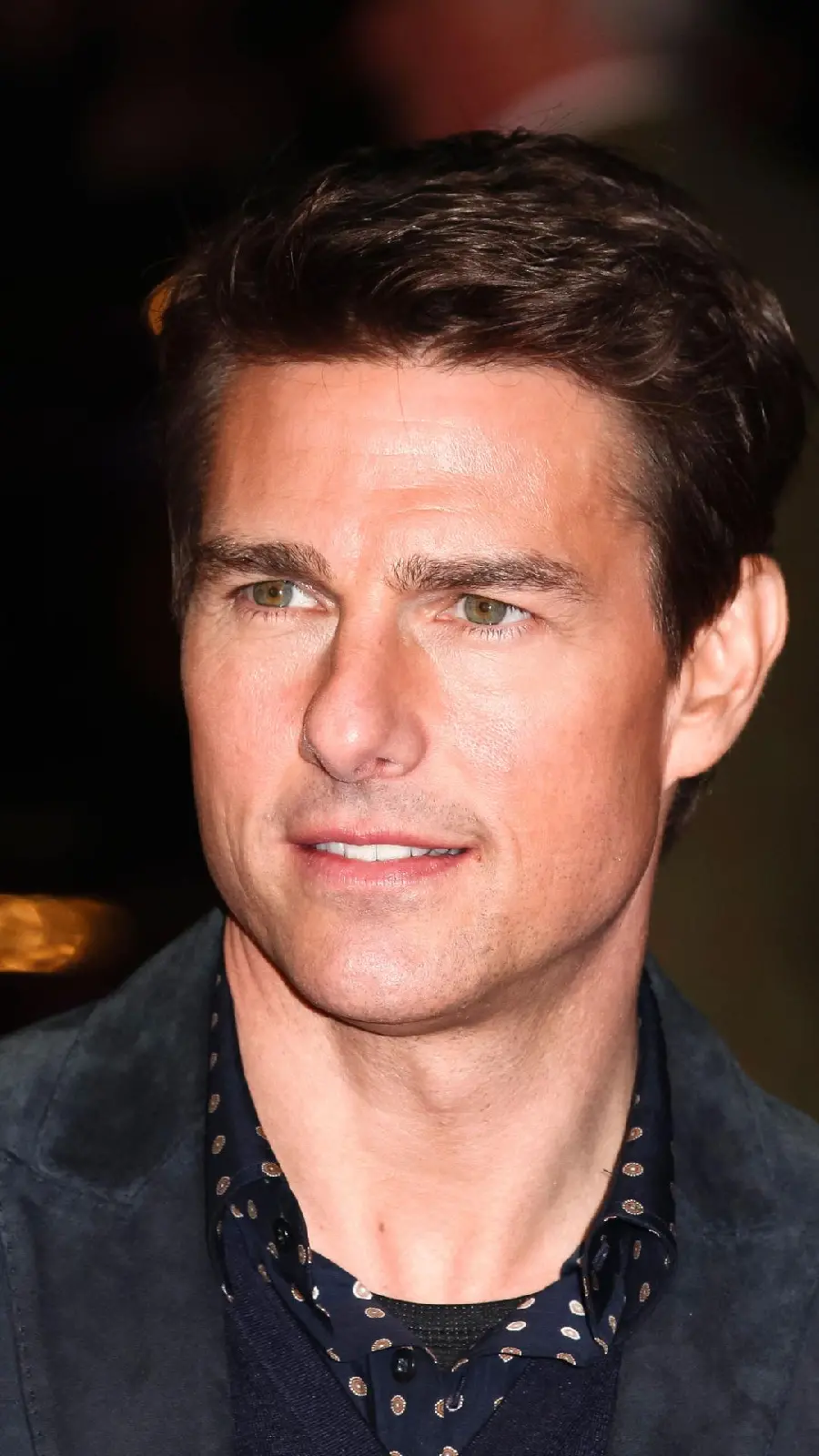 Background photo of Tom Cruise with a lovely face