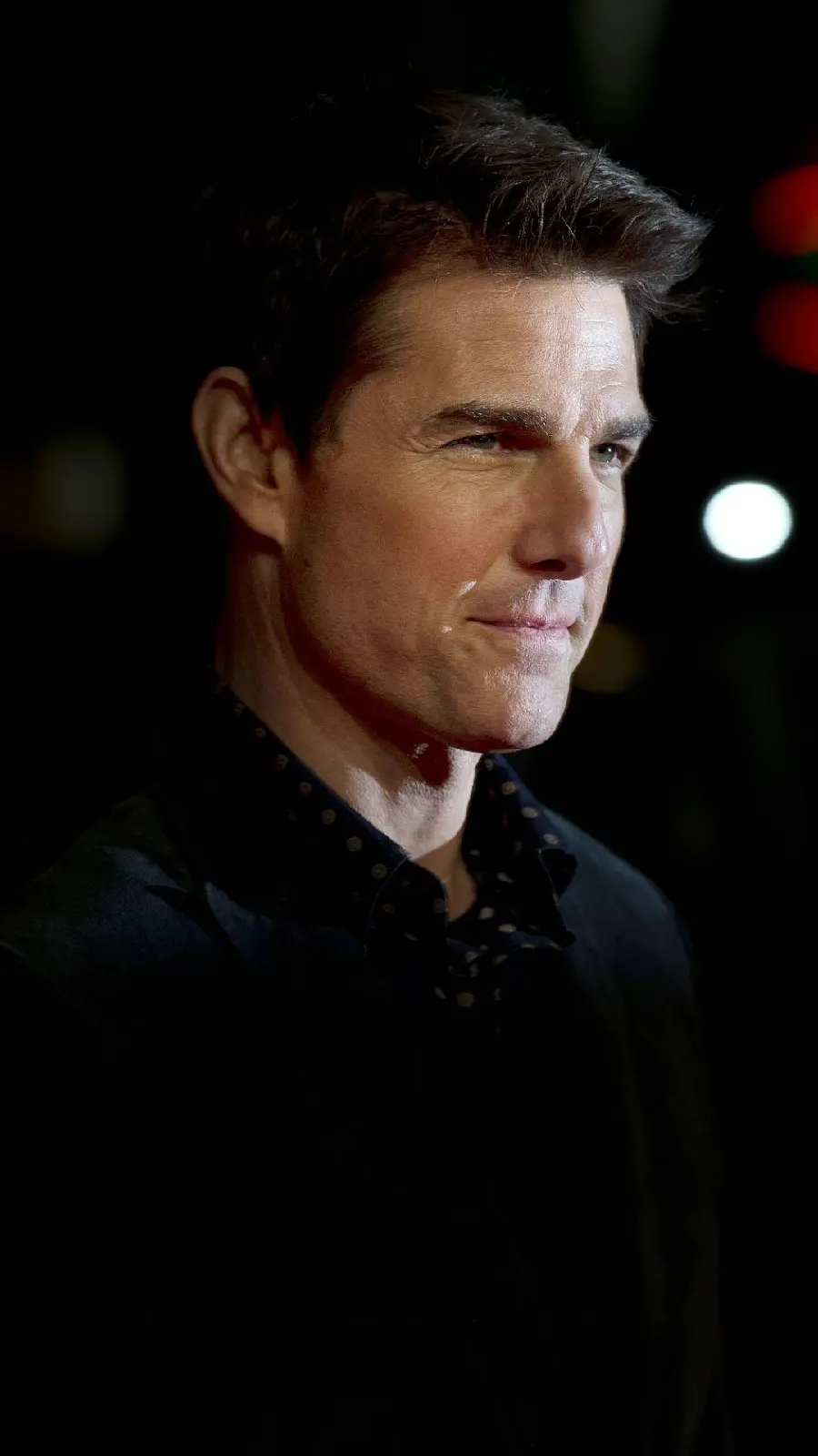 Wallpaper of Tom Cruise with two adopted children and one biological child