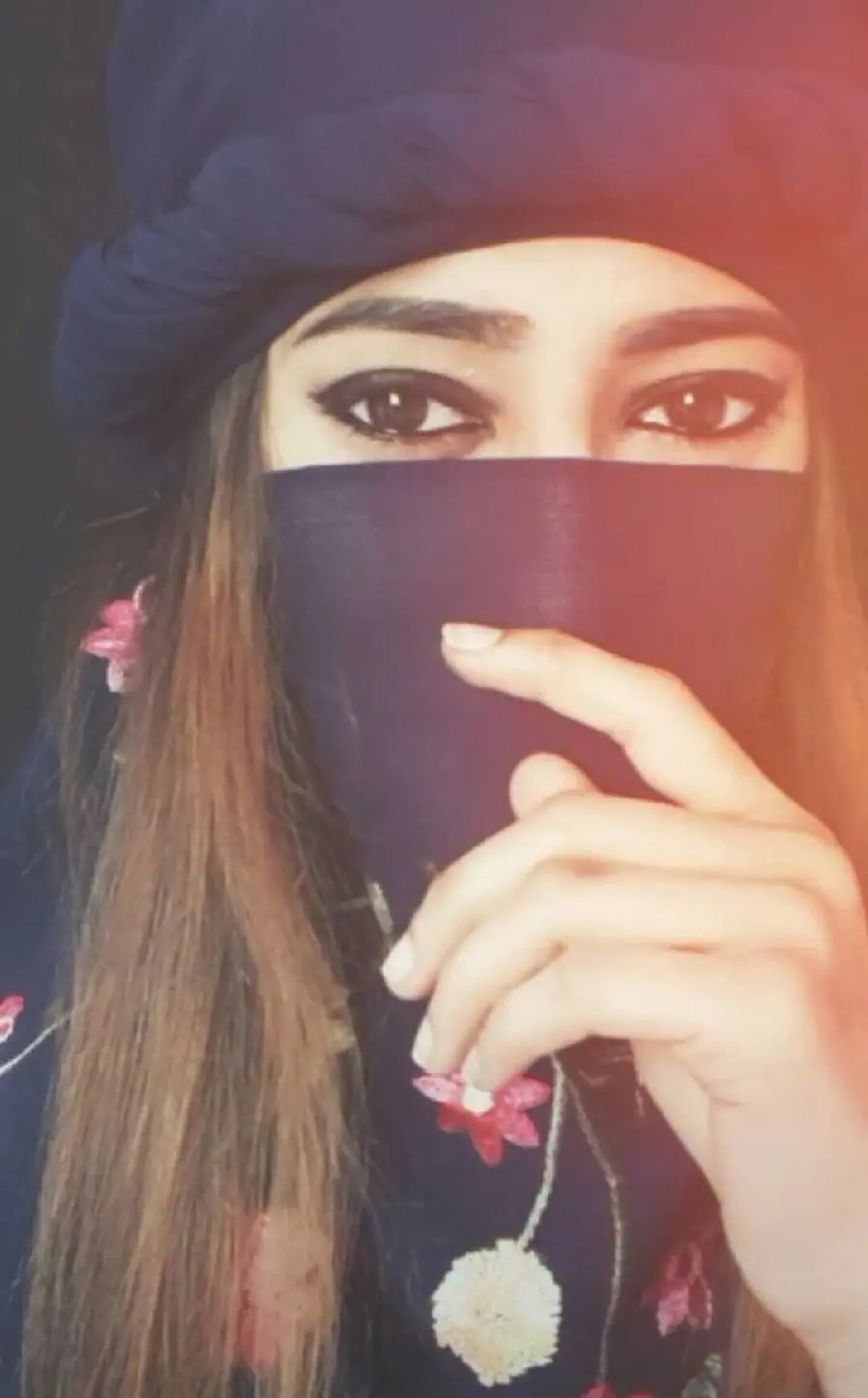 A cool and luxurious profile photo of a girl with a black mask