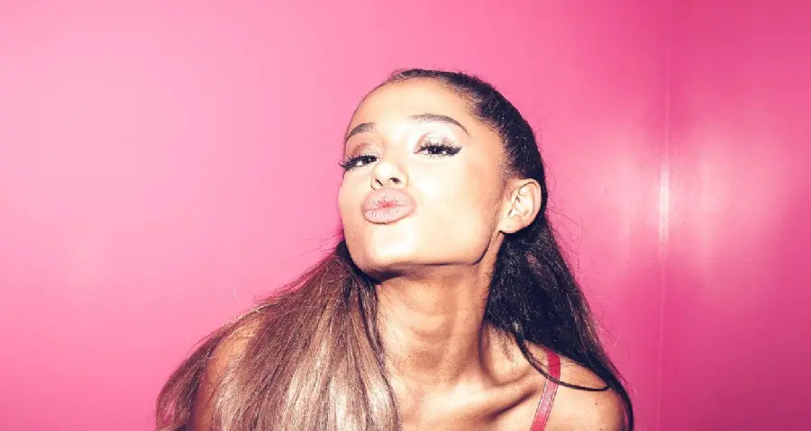 Ariana Grande with a special pose known as a pop icon