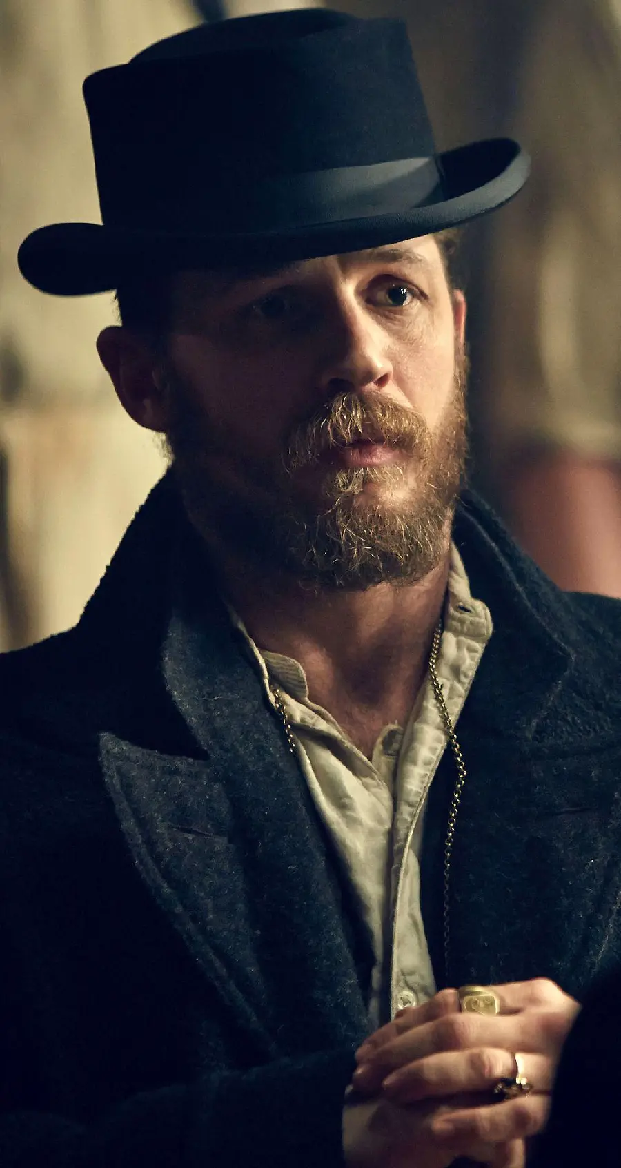 Download new photo and full biography of Tom Hardy