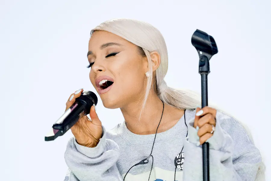Ariana Grande wallpaper with singing pose