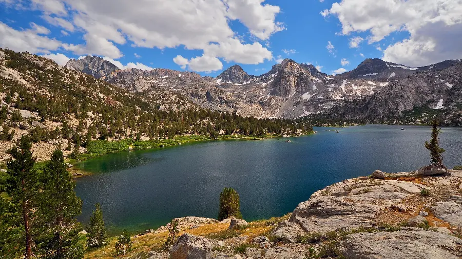 The best new background photo of the natural landscape of the lake between the mountains 5K