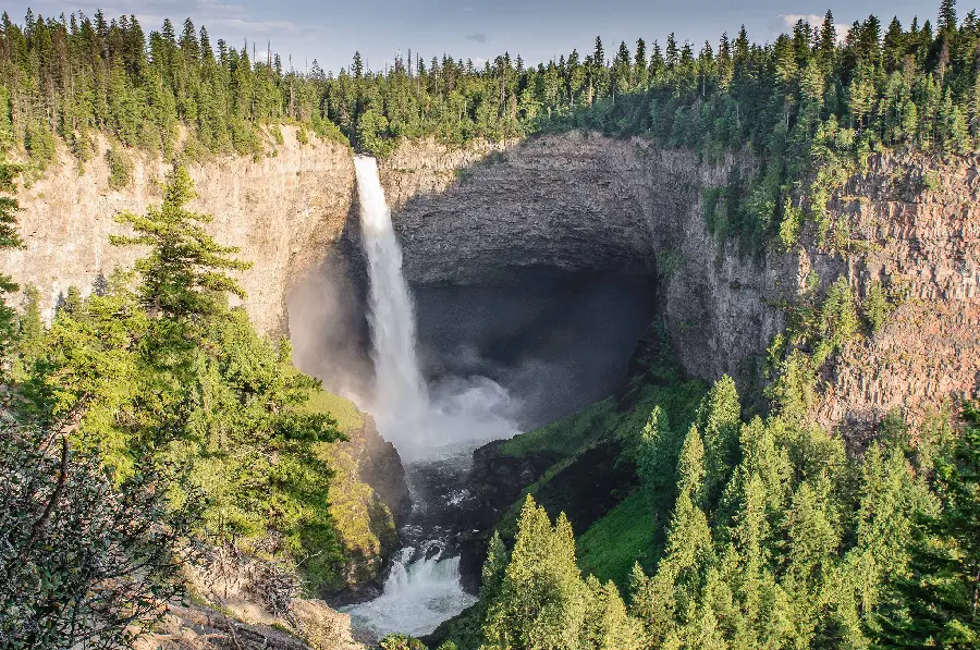 Download profile photo of Canadian nature from the Khfen Helmken waterfall