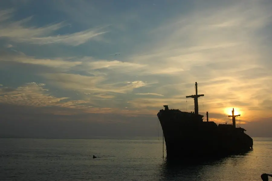 Attractive Wallpaper of Large Ships in the Kish Sea
