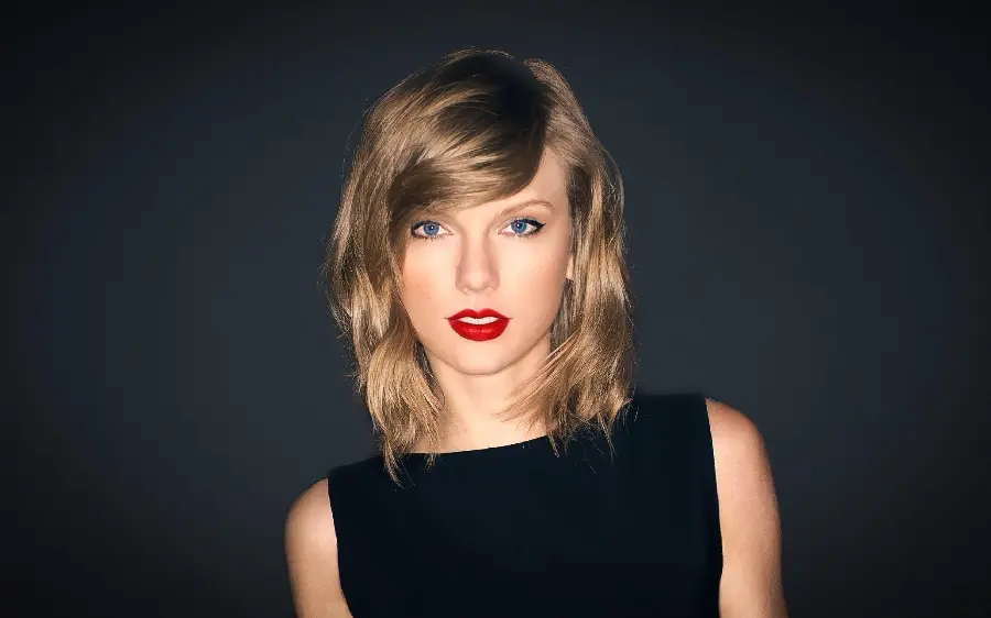 A good quality picture of Taylor Swift in Dark background