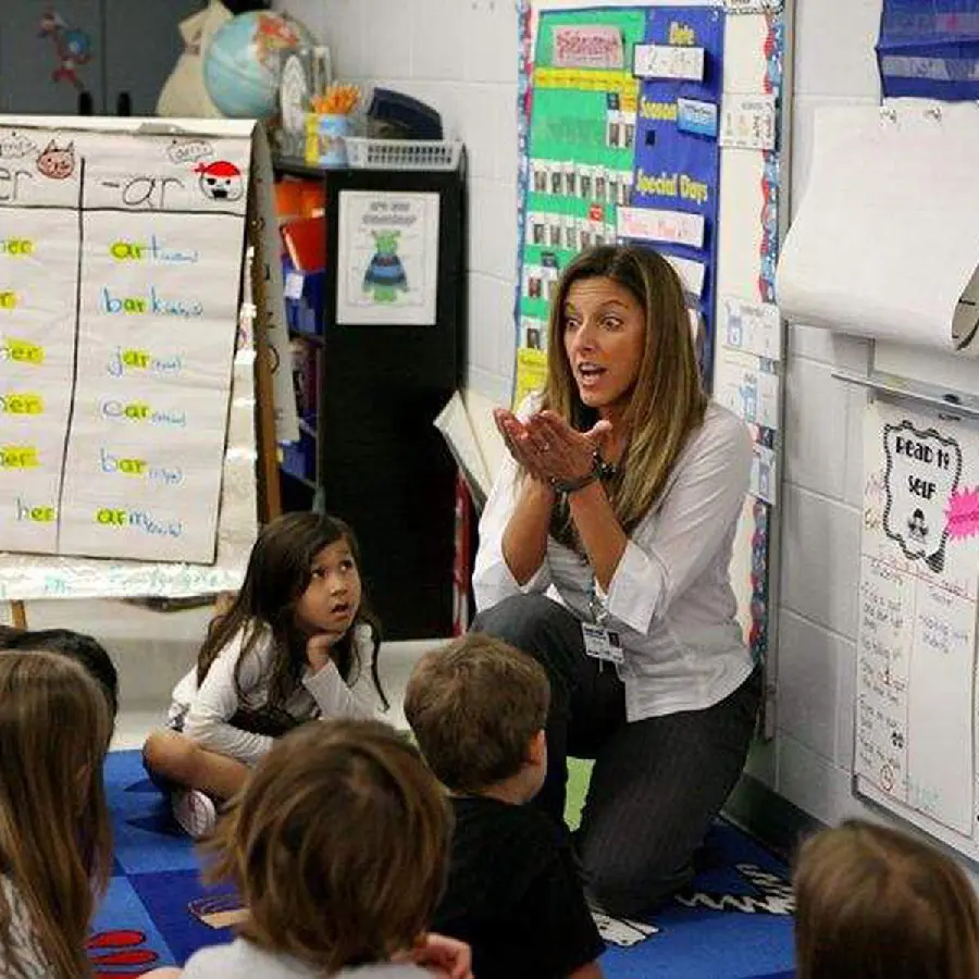 Image of a kindergarten teacher teaching children for free