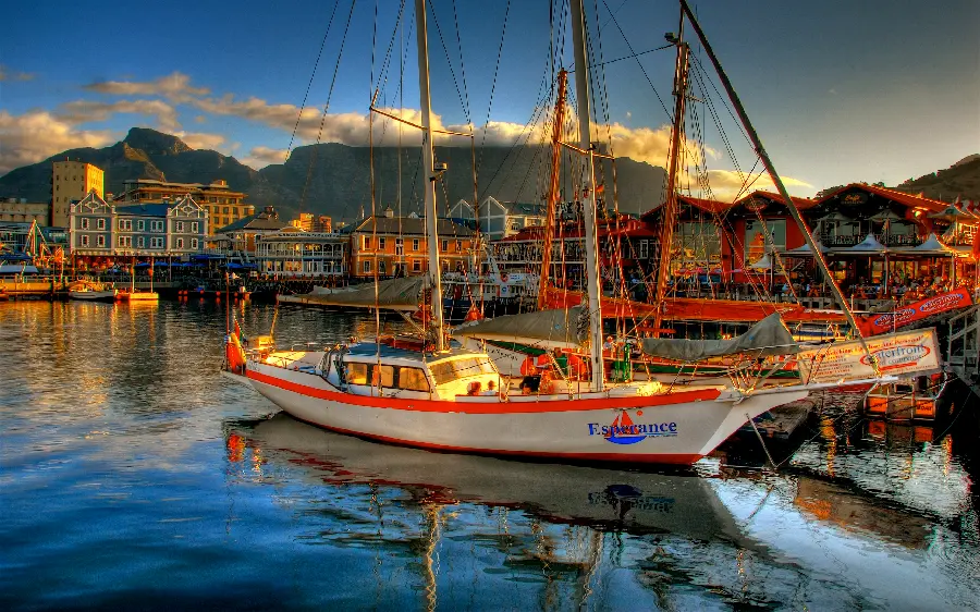 Wallpaper of Selected Computer 2023 with Interesting Image Waterfront houses and floating boats