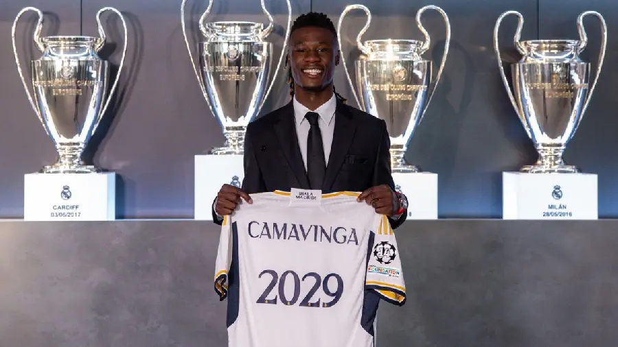 Desktop wallpaper of Eduardo Camavinga when he renewed his contract with Real Madrid