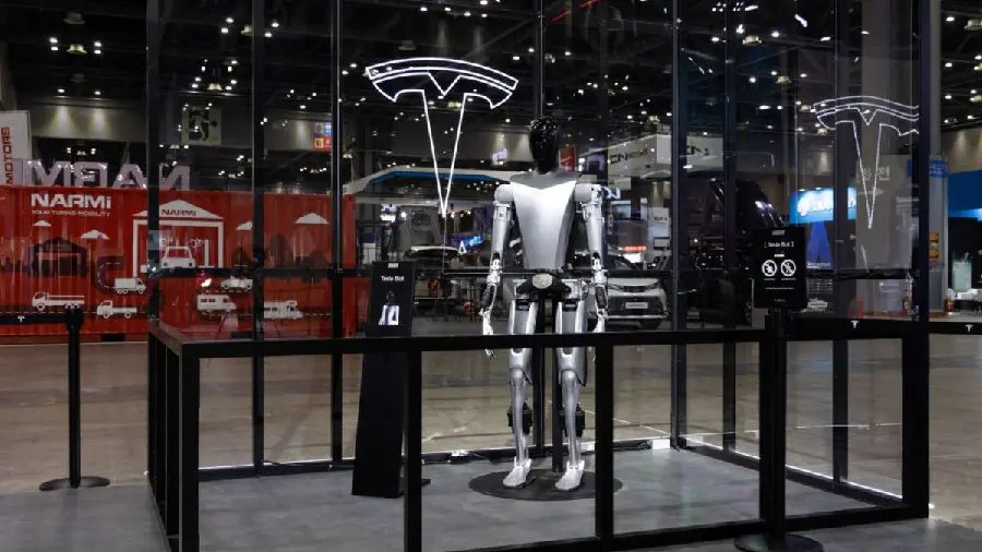 Download photo of the humanoid robot Optimus Tesla in action 