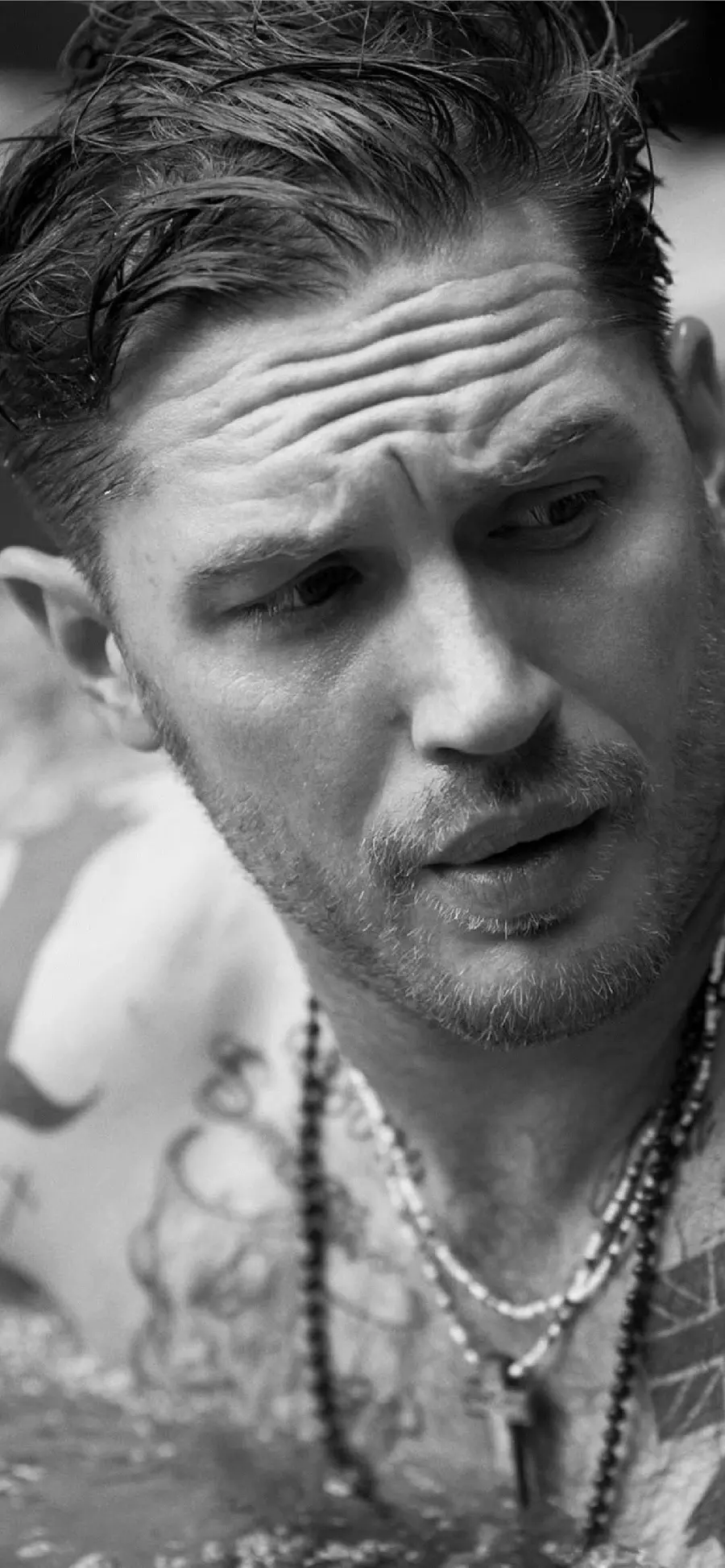 The most crushing photo of Tom Hardy for poster printing