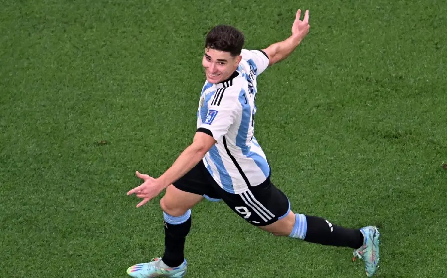 The most beautiful photo of Julin Alvarez running on the grass field 