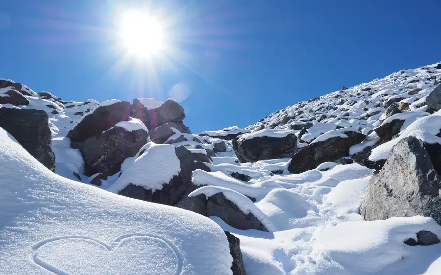 New beautiful wallpaper of the sun shining on the white snow