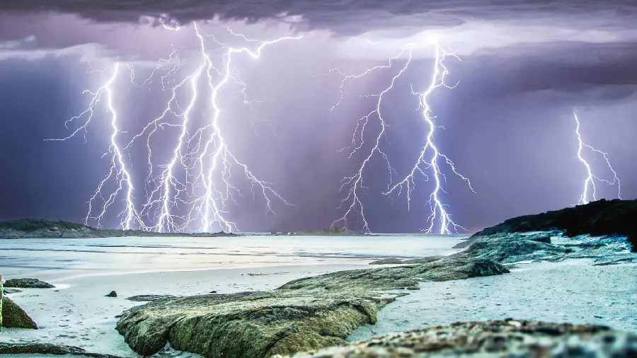 Wallpaper of a terrible and frightening lightning in the sky of nature for the selected computer 2023