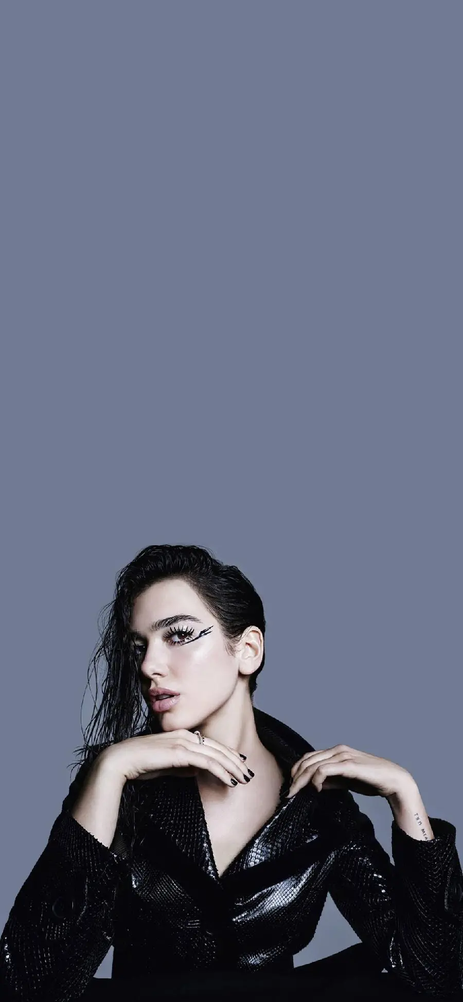 Wallpaper of a female singer born in 1995 named Dua Lipa