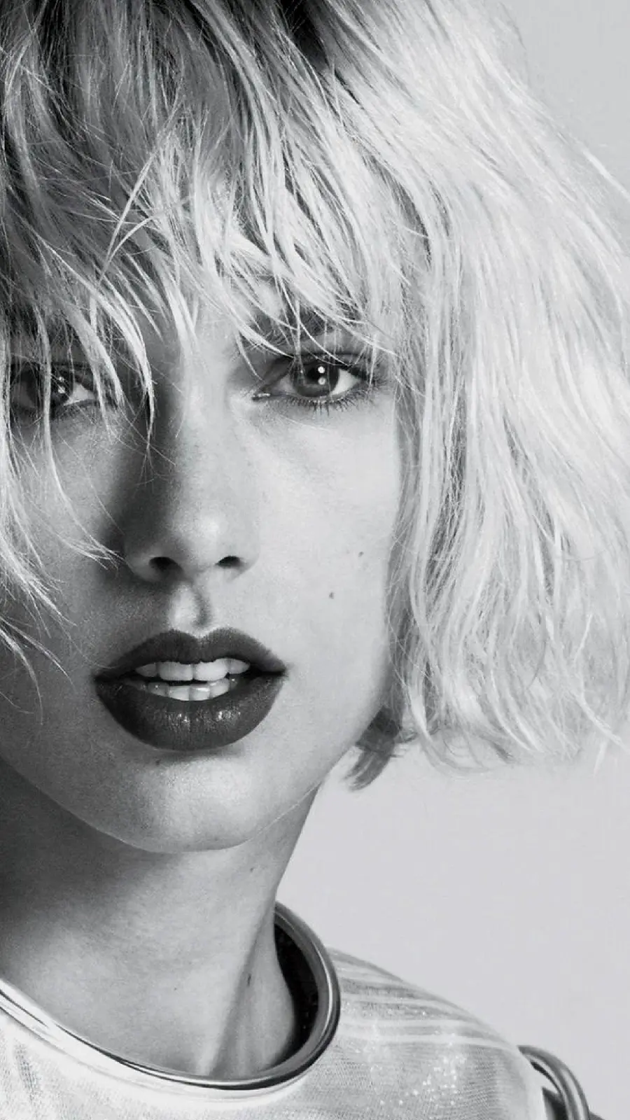 Wallpaper of Taylor Swift for a stylish and luxurious poster print