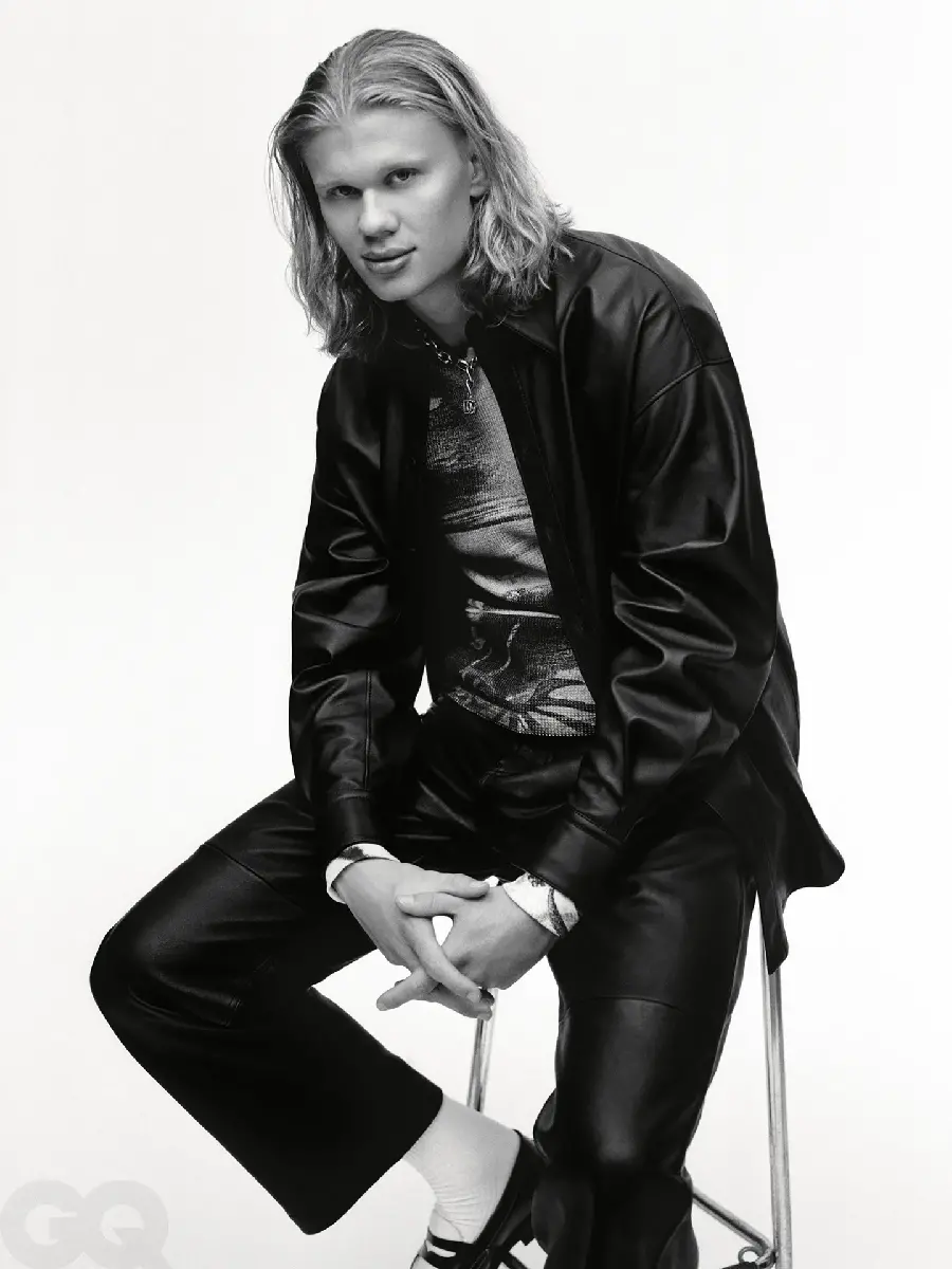 Download Erling Haaland photo with leather jacket and black pants and white background 