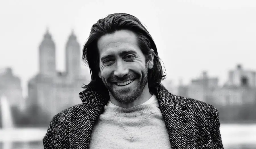 Wallpaper of American actor Jake Gyllenhaal's long hairstyle 2024