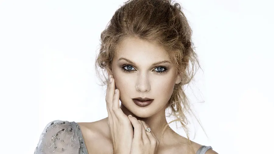 Stylish photo of the beautiful singer and actress Taylor Swift
