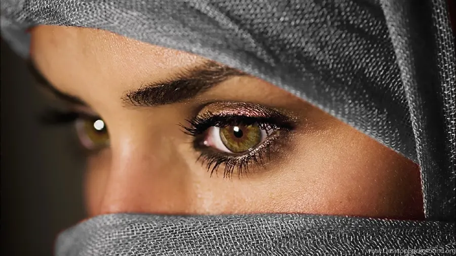 A beautiful and cool profile photo of a girl with a veil and special eyes