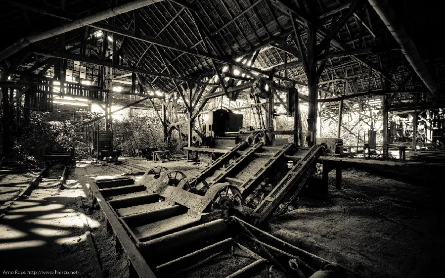 Photo of a small and old abandoned industrial factory