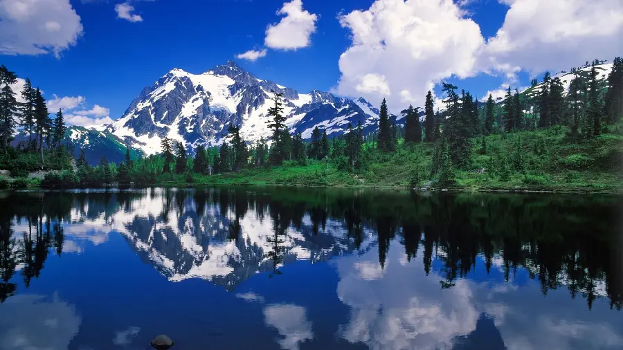 The most pleasant natural view of a clear lake full of mountain water 