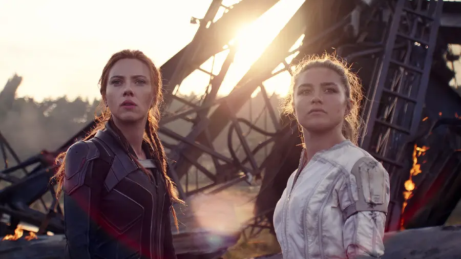 Image of Florence Pugh next to Scarlett Johansson in a movie