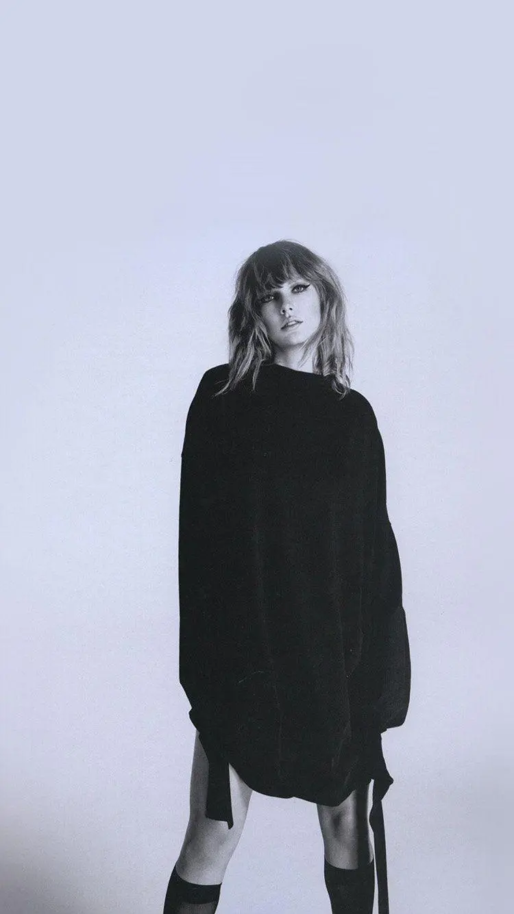 Photo of Taylor's New Style Swift for phone background 