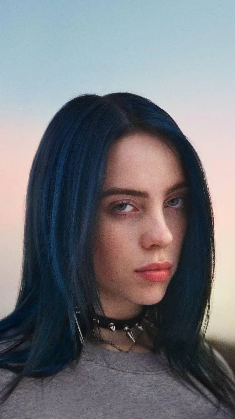 Download photoSimple and unedited Billie Eilish with her original hair 