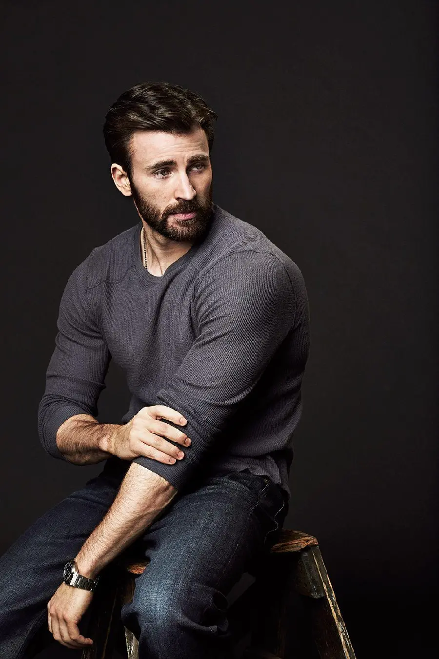 Full-download background photo of stylish American actor Chris Evans
