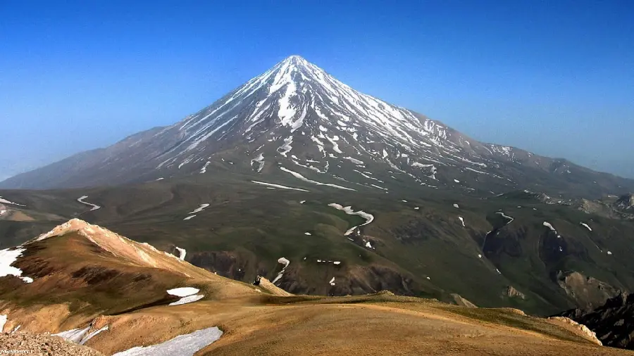 High quality image of the magnificent peak of Damavand for printing 1403