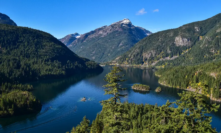 Download high-quality and free photos of natural landscapesLush mountain landscape with lake 