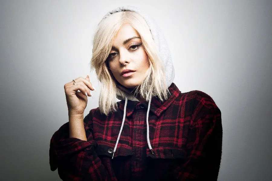 Bebe Rexha with a new and blonde hairstyle