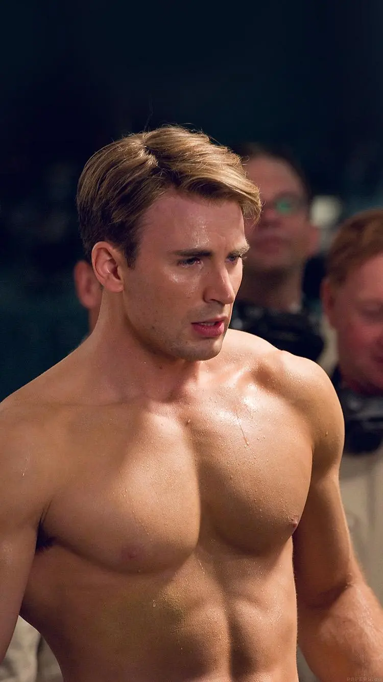 Picture of Chris Evans with an almost fit and well-shaped body