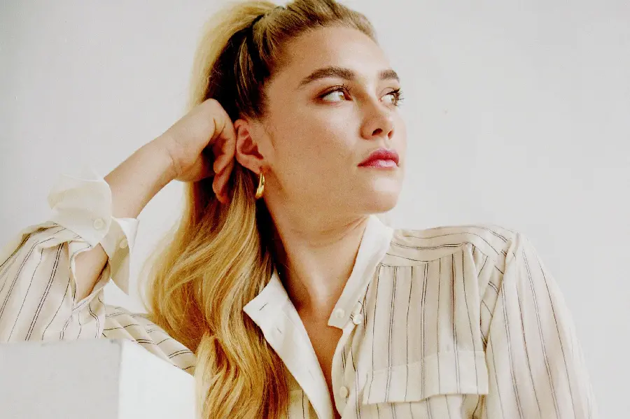 Photo of the background of Florence Pugh for printing posters and wall art
