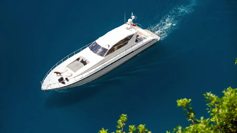 Small white ship desktop background photo 2023
