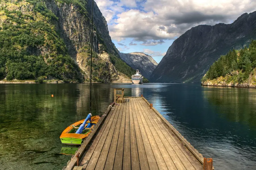 Image of a vast and vast lake full of water in the high European mountains