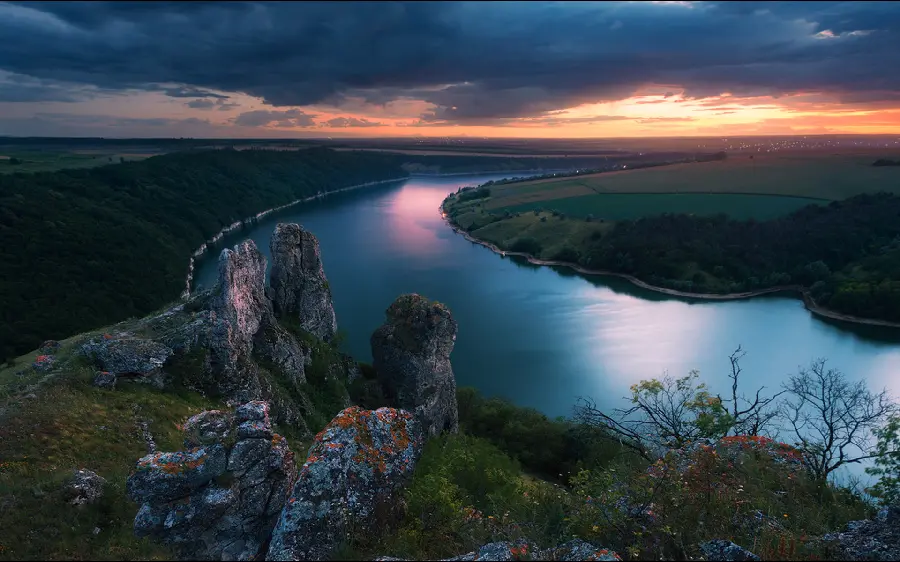 A peaceful image of a landscape in the best natural spot in the world suitable for a profile