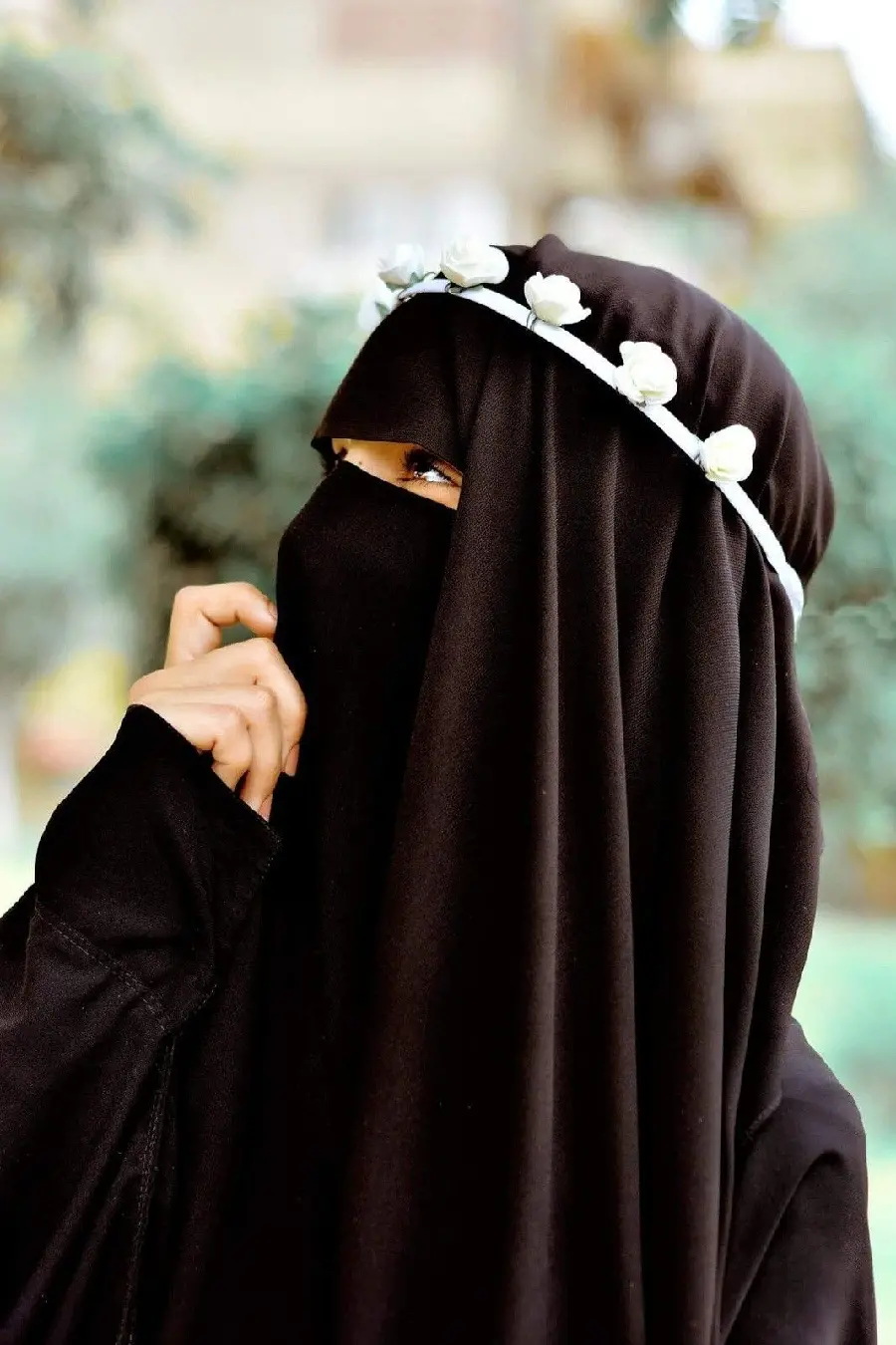 The highest quality profile pictures of a girl with a veil from Johreh