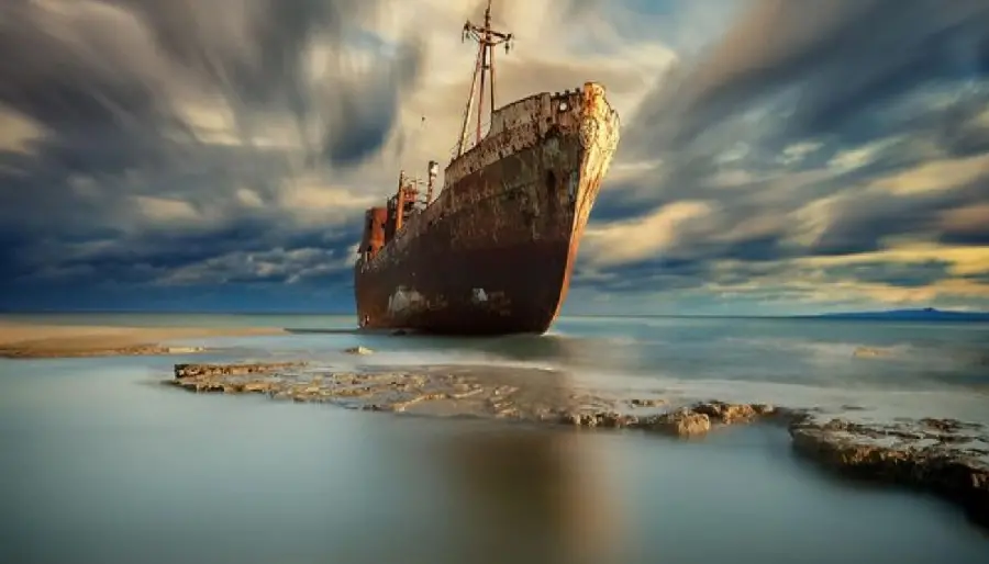 Sightseeing Places in Kish and the Scenic Spot of Kish Next to the Greek Ship