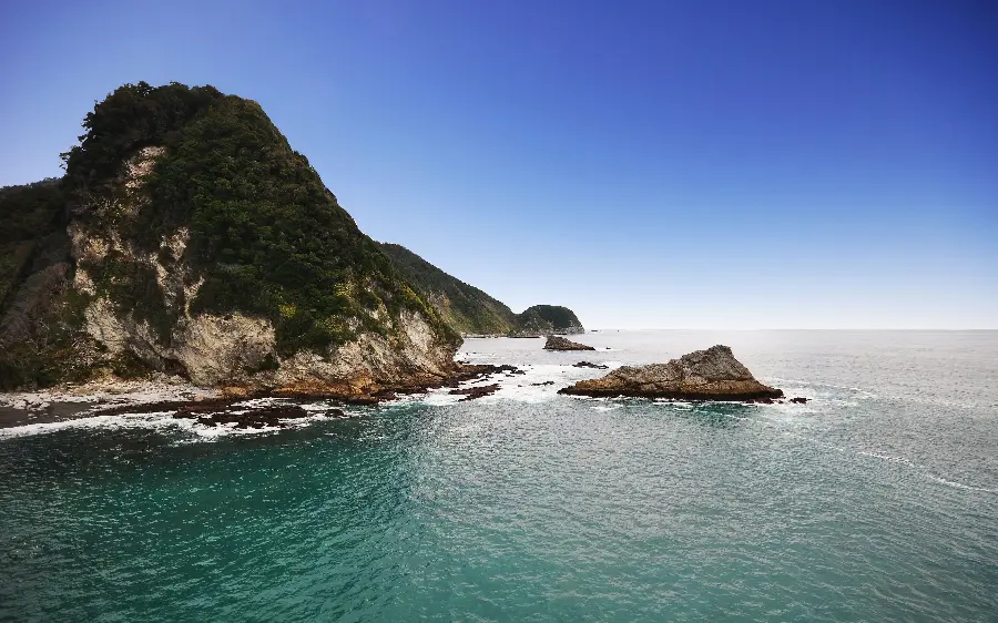 4k wallpaper of nature, mountains and lush cliffs by the ocean