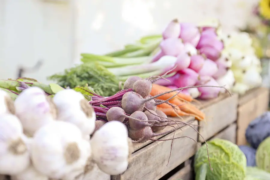 Photo of a shop or agricultural market with various types of spring onion vegetables