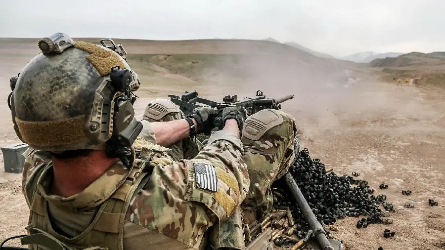 Download image of a military special forces soldier firing a machine gun