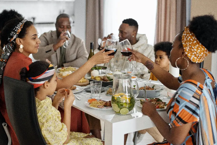 Family profile photo eating dinner