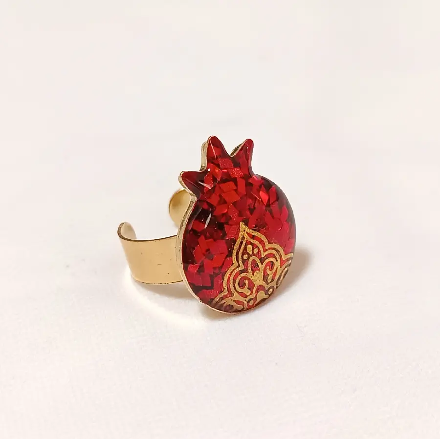 The most stylish jewelry model with a natural and fashionable scent