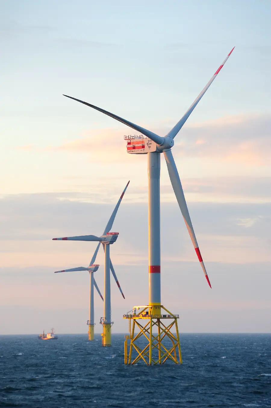 Photos of types of wind turbines and photos of vertical and horizontal wind turbines